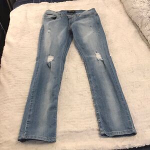 Light wash distressed Levi’s skinny jeans Size 7!